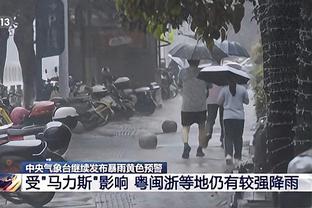 ❄中国男篮领队姚明在小雪中抵达亚预赛西安场馆